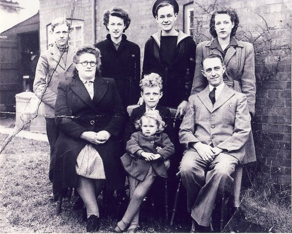 Eady family group in 1945