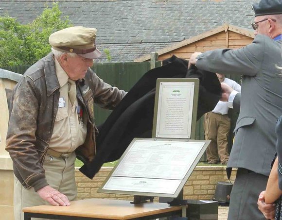 Doug Ward and Cllr Ray Daniells unveiling the plaques (image by John Routledge)