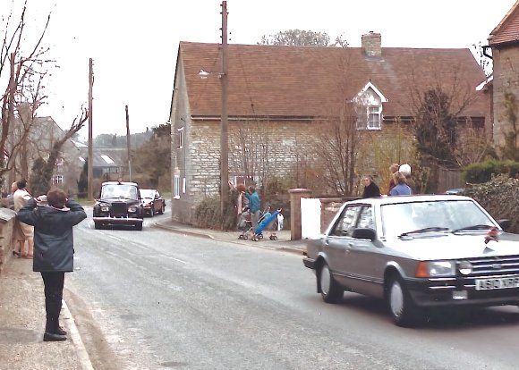 Passing through Caldecott on 3rd May 1985.
Image provided by Melvyn Wooding.